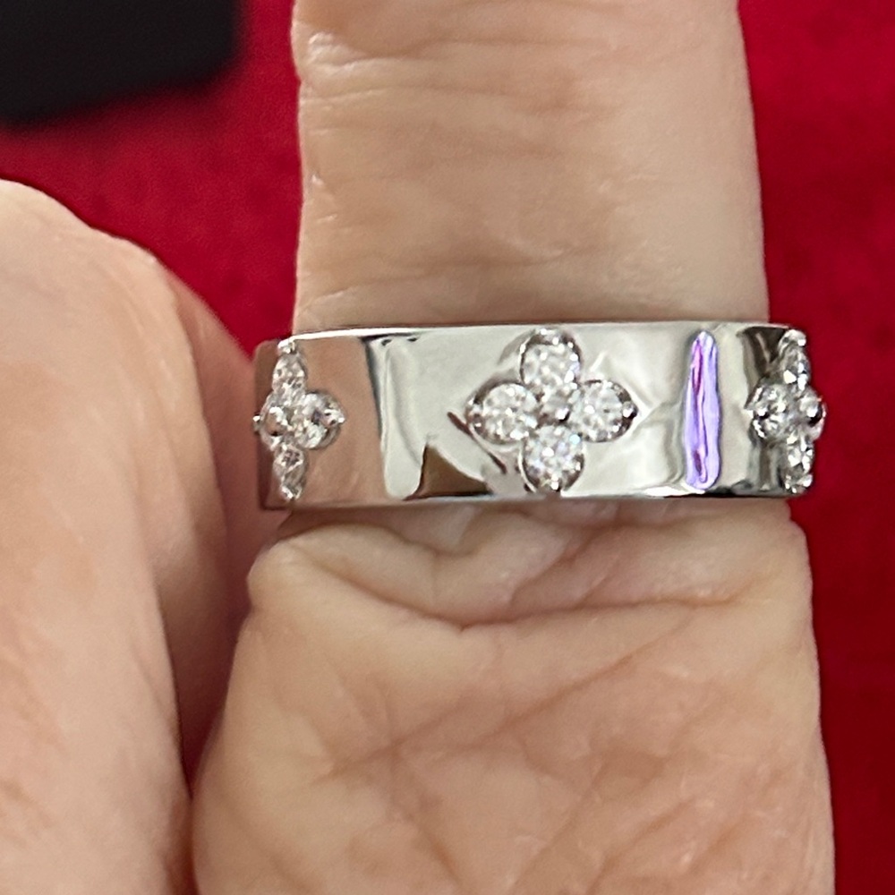 Moissanite‎ Diamond clover band ring size 8